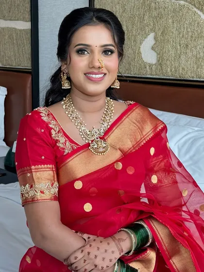 Draped in tradition, glowing with pride. This look celebrates Maharashtrian grace with soft, dewy skin and classic details like the nath and green bangles.