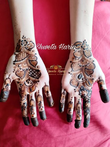 A classic and elegant Arabic-style mehendi. This type of flowing, vine-like pattern is a popular choice for guests who want a beautiful design that is not as dense as full coverage henna.