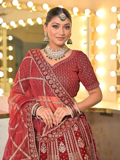 A complete bridal look featuring a heavy, gold-plated Kundan necklace, haath phool, and maang tikka, all available for rent.