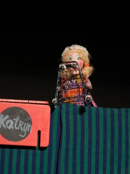 The Katrijn puppet, wife of Jan Klaassen, appears in her shopping cart cage. The show is full of quirky characters and hilarious situations.