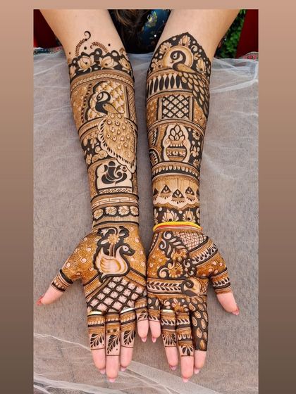 Another angle of the swan and peacock design. The checkered pattern on the palm and the delicate floral details on the fingers complete the look.