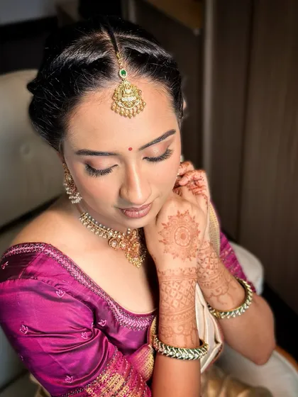 The beauty of subtlety. This soft, radiant engagement look is designed to enhance, not overpower. I focused on creating glowing skin, neutral-toned eyeshadows, and a natural pink lip for a timeless and graceful finish.