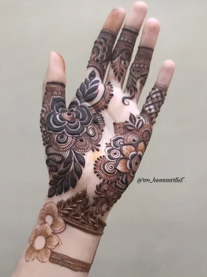 The design is growing. Here I've added a wristband with a grid pattern to complement the floral elements on the hand.