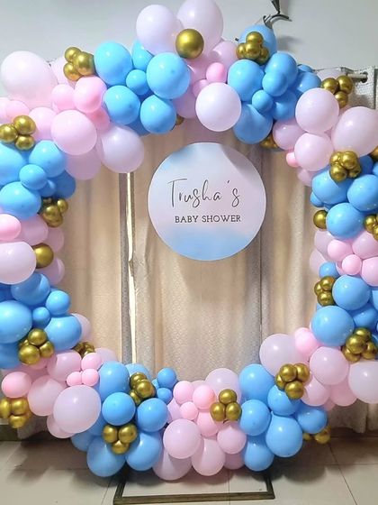 A close-up of the pink and blue balloon ring for a gender-neutral or gender reveal baby shower.