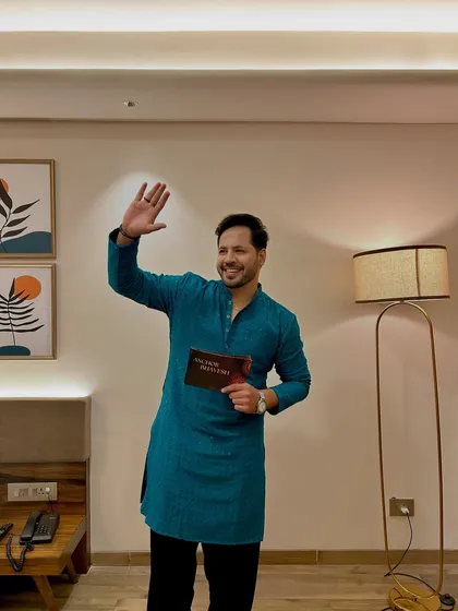 Holding a card and waving. Always ready with my props and my energy to engage the audience.