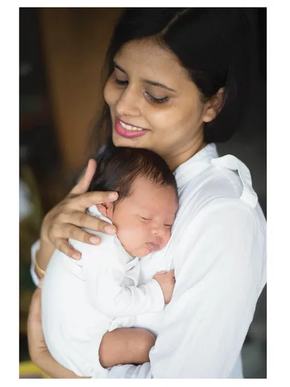 There is nothing more pure than a mother's love for her newborn. For my in-home lifestyle sessions, I focus on capturing the simple, tender moments like this one. The session is always relaxed and centered around the baby's comfort, preserving the memory of those peaceful first weeks at home.