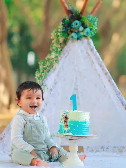 A first birthday is a huge milestone, and we love celebrating it with a fun cake smash! This outdoor setup with a lace teepee creates a whimsical backdrop for a truly memorable moment.