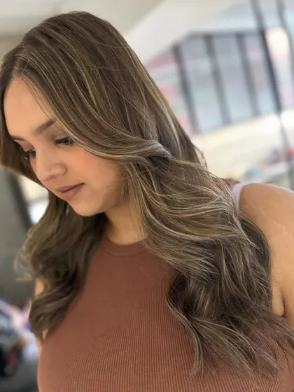 A beautiful cool blonde highlight blend on brunette hair. This look is a testament to achieving a stunning blonde result while maintaining the hair's health.
