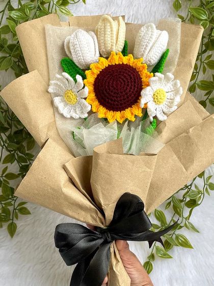 Holding the rustic-style bouquet. The combination of a central sunflower with surrounding white flowers is a classic and timeless look.
