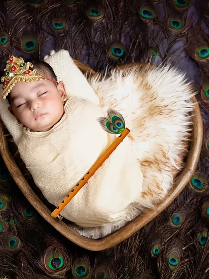 My heart is so full creating these special themes. Here is a little makhanchor, our beloved Krishna, resting peacefully in a heart-shaped bowl surrounded by peacock feathers. It's a blessing to bring these cultural stories to life.
