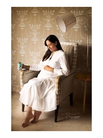 A cozy at-home maternity portrait. Sometimes the most beautiful shots are the simplest ones, captured in a space where you feel completely relaxed and at ease.