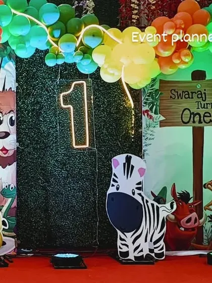 A detailed shot of the jungle theme, showing the custom name sign and light-up number.