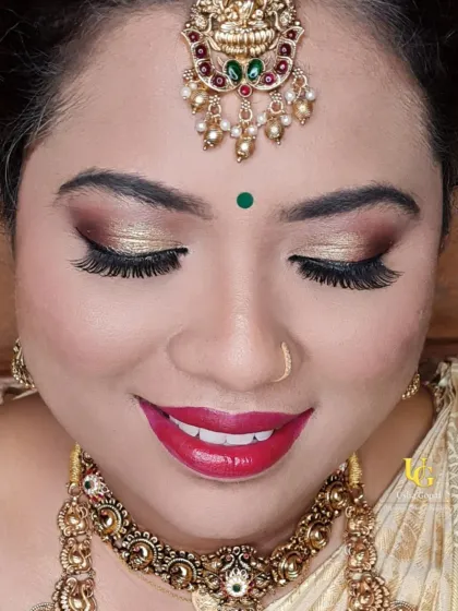A detailed close-up of this bridal makeover. I love creating these golden glittery eyes paired with a bold red lip, a classic combination that looks stunning on every bride.