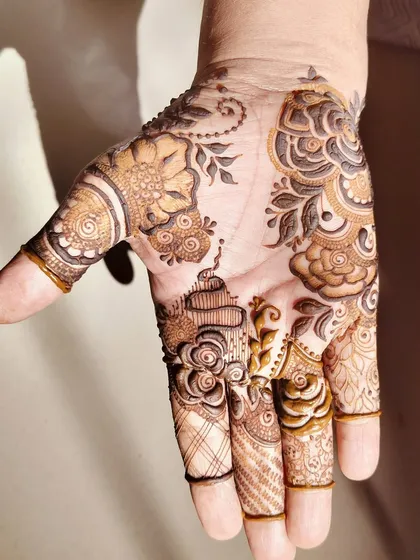 A modern take on bridal mehndi, with a focus on floral patterns and varied finger designs. This is a great example of how to avoid common bridal mehndi mistakes.