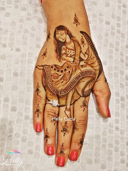 A single dancing girl figure on the back of the hand. This is a great option for Navratri or for anyone who loves to dance. The small motifs on the fingers add a touch of sparkle.