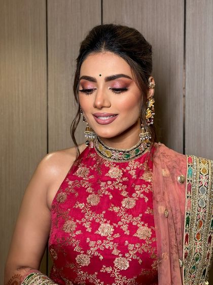 Hues of pink for a fresh and soft mehendi look. This close up shows the beautiful blend of pink and gold on the eyes.