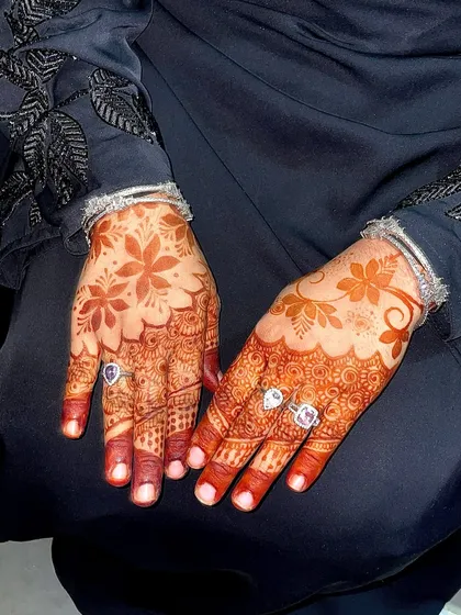 Another shot of this gorgeous floral henna stain. The color is deep and even, and it looks stunning paired with the black abaya and silver jewelry.