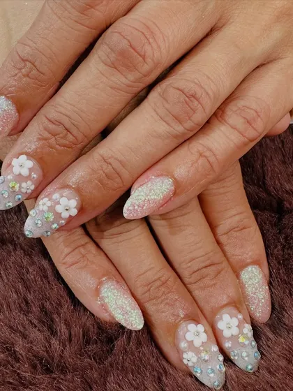 You will learn how to master delicate techniques like these 3D acrylic flowers. This spring-themed set combines a soft glitter base with handcrafted floral and pearl embellishments for an elegant finish.