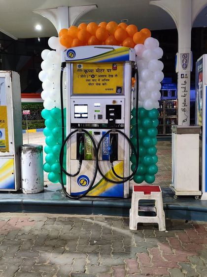 Another example of a fuel pump decorated for a national event. The tricolor balloon arrangement is compact but effectively marks the celebration.
