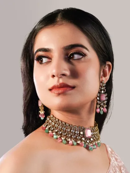 For this shot, the makeup was adapted with a slightly deeper lip tone to harmonize with the multi-colored stones of the necklace. This demonstrates my ability to make quick, effective adjustments on set to suit different products.