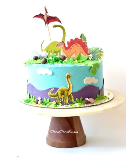 A dinosaur-themed cake made with chocolate hazelnut flavour. I created a prehistoric landscape with buttercream and decorated it with various friendly dinosaur toppers.