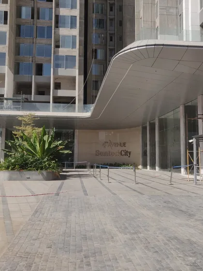 The entrance of 4th Avenue, Sunteck City, taking shape. This image shows the modern, curved canopy at the entrance, a design element that will welcome residents into this luxury high-rise community.