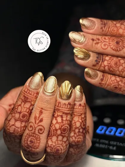 For the bride who loves gold. This set features full-coverage gold chrome with a unique 3D seashell texture on the accent nail.