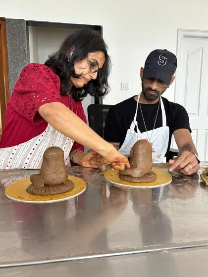 It was a wonderful opportunity to teach RJ Guru from Radio Mirchi how to make a clay Ganesha idol. My workshops are always hands-on, guiding you step-by-step, whether you are working with clay or fondant.