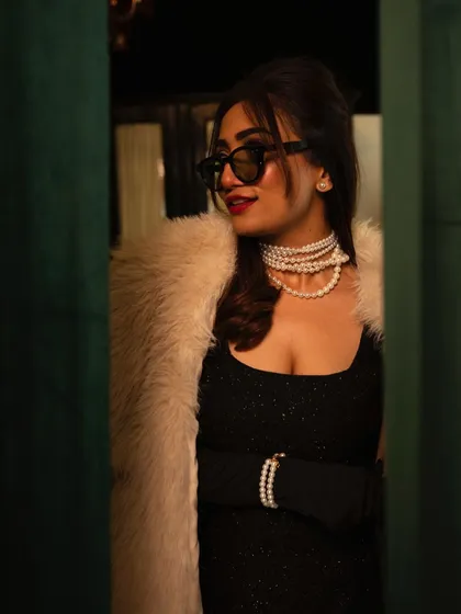 A close-up of the 90s retro puff hairstyle. This look is all about creating volume at the crown while keeping the rest of the hair sleek, a fun and nostalgic style for themed parties or shoots.