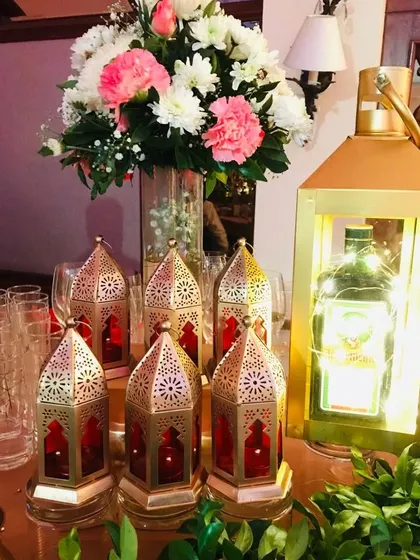 Detail is key to creating a royal atmosphere. Here, a bottle of Jägermeister is illuminated inside a large golden lantern, surrounded by smaller Moroccan lamps and a beautiful floral arrangement.