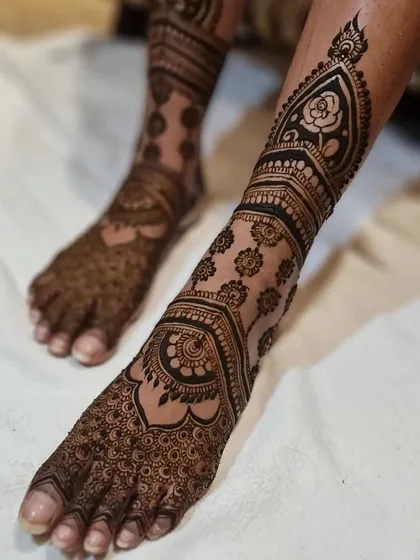Don't forget the feet! This is a bridal leg design that complements the hand mehndi, ensuring a complete and beautiful look from head to toe.