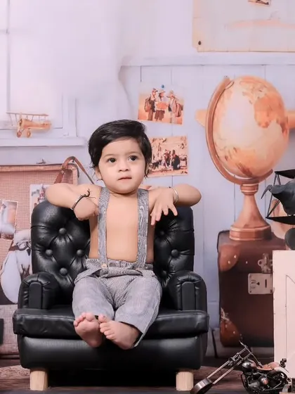 This little traveler is relaxing in his chair, looking cool and confident.