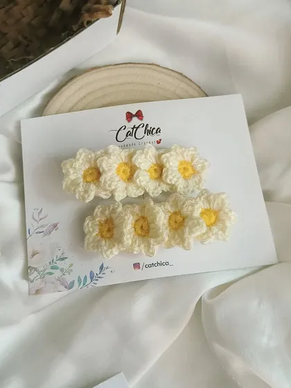 Our adorable daisy hair clips are perfect for sunny vibes. This set of six comes on two backing cards.