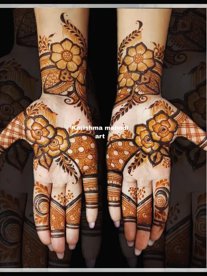 A simple and basic floral design, perfect for guests or for those who prefer a more minimalist look. The focus is on a few beautifully shaded flowers with delicate leafy accents.