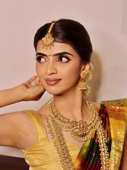 A closer look at the flawless South Indian bridal makeup. Notice the perfectly blended eyeshadow and defined brows, key techniques taught in our classes.