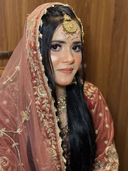This Walima bride opted for a very soft and natural look. I gave her a light, dewy base, shimmery pink eyeshadow, and a nude lip, which looked beautiful with her peach-toned outfit.