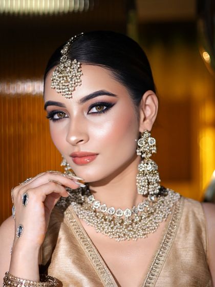 Another beautiful close-up of this party or engagement look. The focus is on the eyes and the radiant skin.