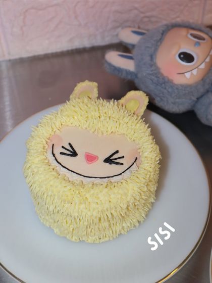Say hello to Sisi, another one of our adorable Labubu cake characters. This yellow cutie is guaranteed to make you smile.