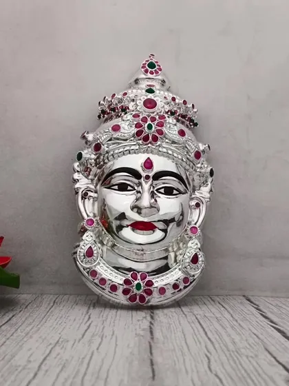 Agar aapko simple aur elegant cheezein pasand hain, toh yeh full silver-plated Lakshmi face aapke liye hai. Is par bhi ruby aur emerald color ke stones ka kaam hai.