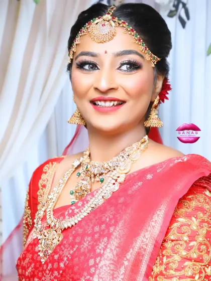 A smiling bride is the best portfolio. This is a classic South Indian bridal look created during one of our student portfolio shoots. You will learn how to master these timeless looks and build your own professional gallery.