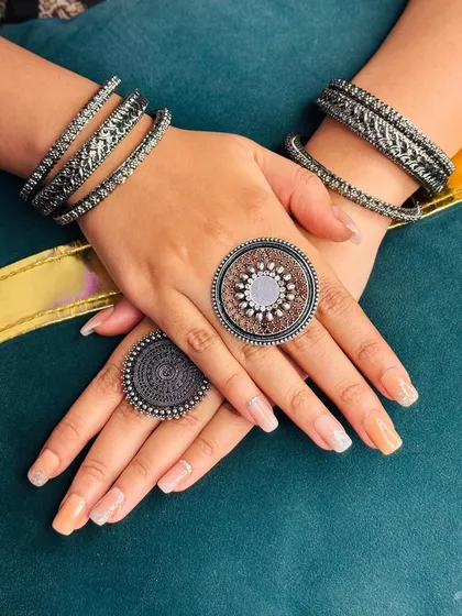 The full view of this sophisticated nail set, paired with beautiful oxidized silver jewelry. The subtle art and neutral tones make it perfect for any style.
