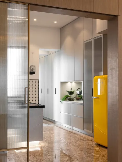 This space is both calming and full of personality. I used clean lines and neutral tones, but the pièce de résistance is the fabulous yellow Smeg fridge. It’s not just a fridge; it’s the ultimate conversation starter.