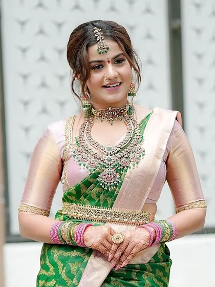 Actress Namratha Gowda looking radiant in a green saree with her minimalist mehendi. This shows how a simple design can perfectly accessorize a traditional outfit.
