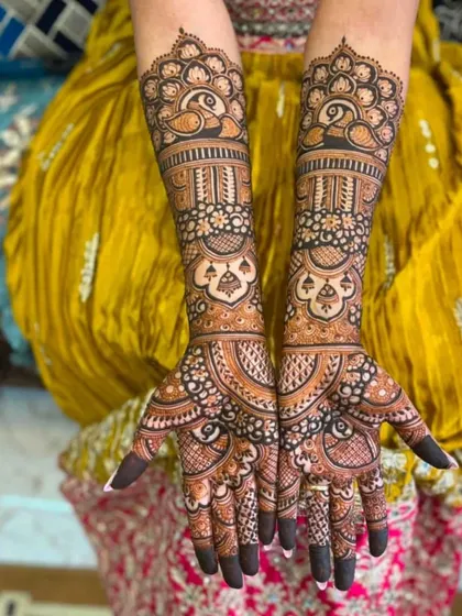 A classic design featuring elegant peacocks on the back of the hands, combined with delicate floral and paisley patterns for a timeless look.