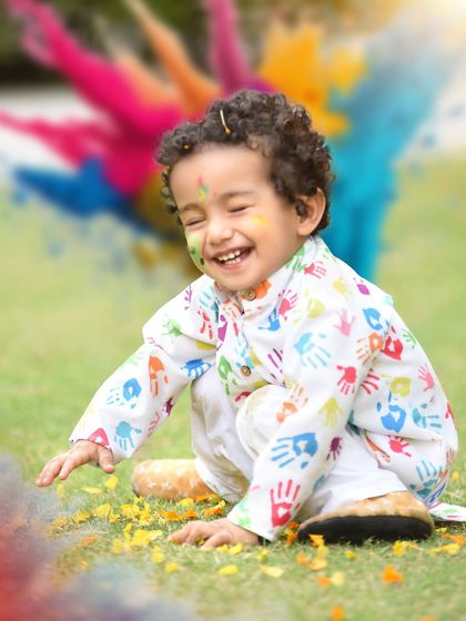 A candid laugh during a fun and messy Holi photoshoot. These outdoor sessions are all about capturing genuine moments of celebration.