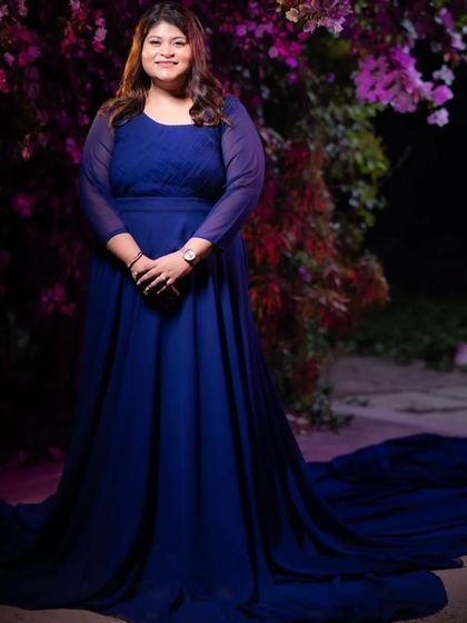 This simple yet elegant blue pleated gown with a long tail is a classic choice for a pre-wedding or maternity shoot. The full sleeves add a touch of modesty and grace.
