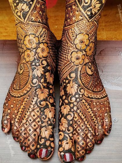 A closer look at the details on the toes for the full-coverage floral feet design. I ensure every part of the design, no matter how small, is drawn with clean and precise lines.