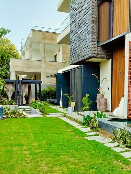 Lush Farmhouse & Villa Landscapes photo 25