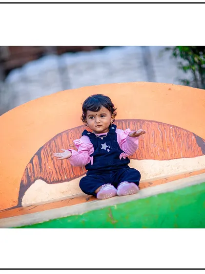 A cute, expressive pose from a toddler during her park photoshoot. I look for fun and colorful spots in the environment to use as backdrops.
