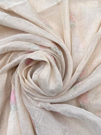 This embroidered Chanderi tissue features a delicate pink buti with silver thread detailing, giving it a soft, ethereal glow.